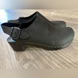 Bryr Black Leather Clogs with Buckle